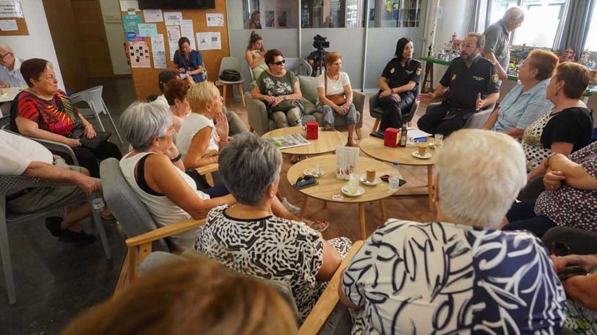 Un momento del encuentro durante el que las personas mayores de la isla pudieron resolver sus dudas sobre timos de distinto tipo.