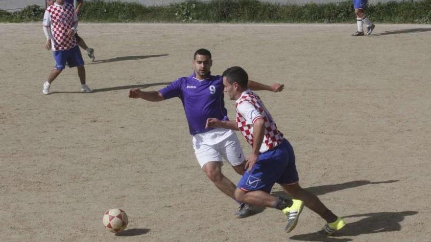 Una acción de un partido de la Liga Keniata de Cangas de la pasada temporada. // Santos Álvarez