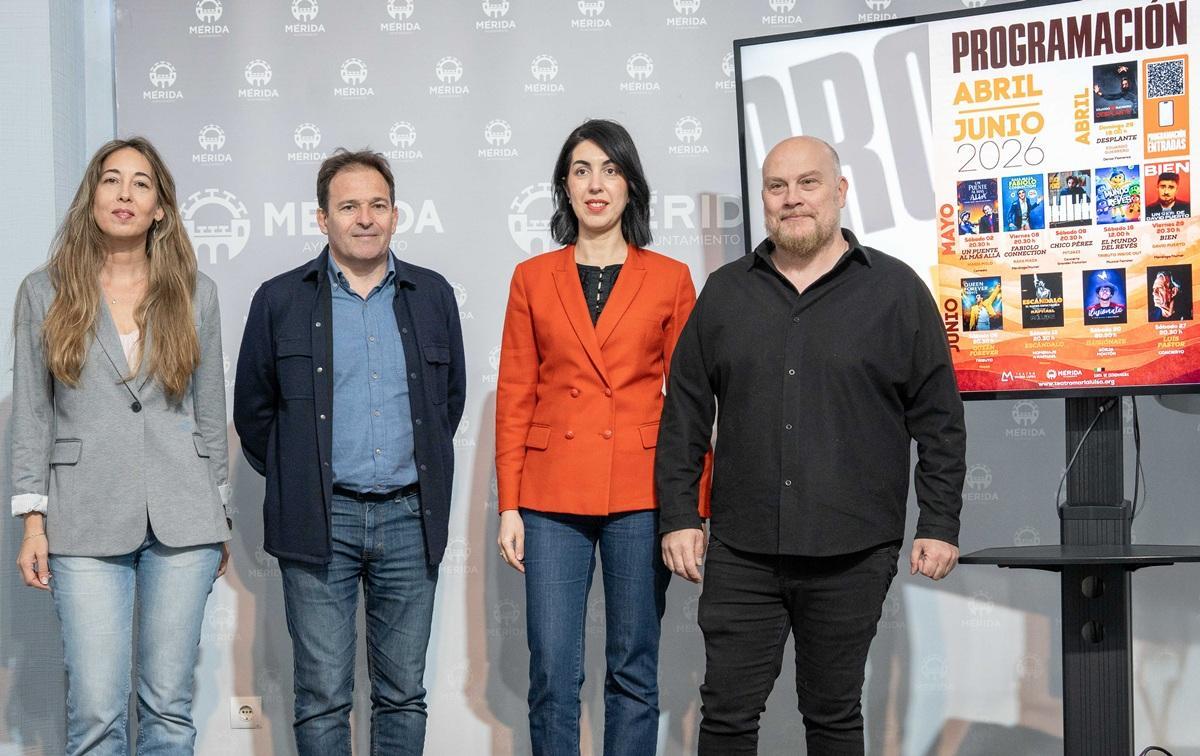 Presentación de la nueva programación trimestral del Teatro María Luisa de Mérida, este martes, junto al cartel con las principales citas previstas hasta finales de junio.