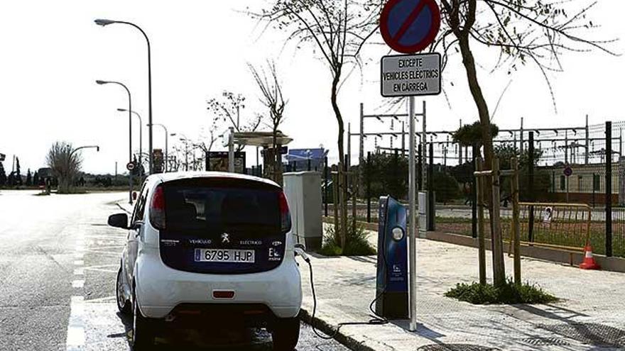 El número de vehículos eléctricos e híbridos matriculados en Palma no alcanza el 1% del total.