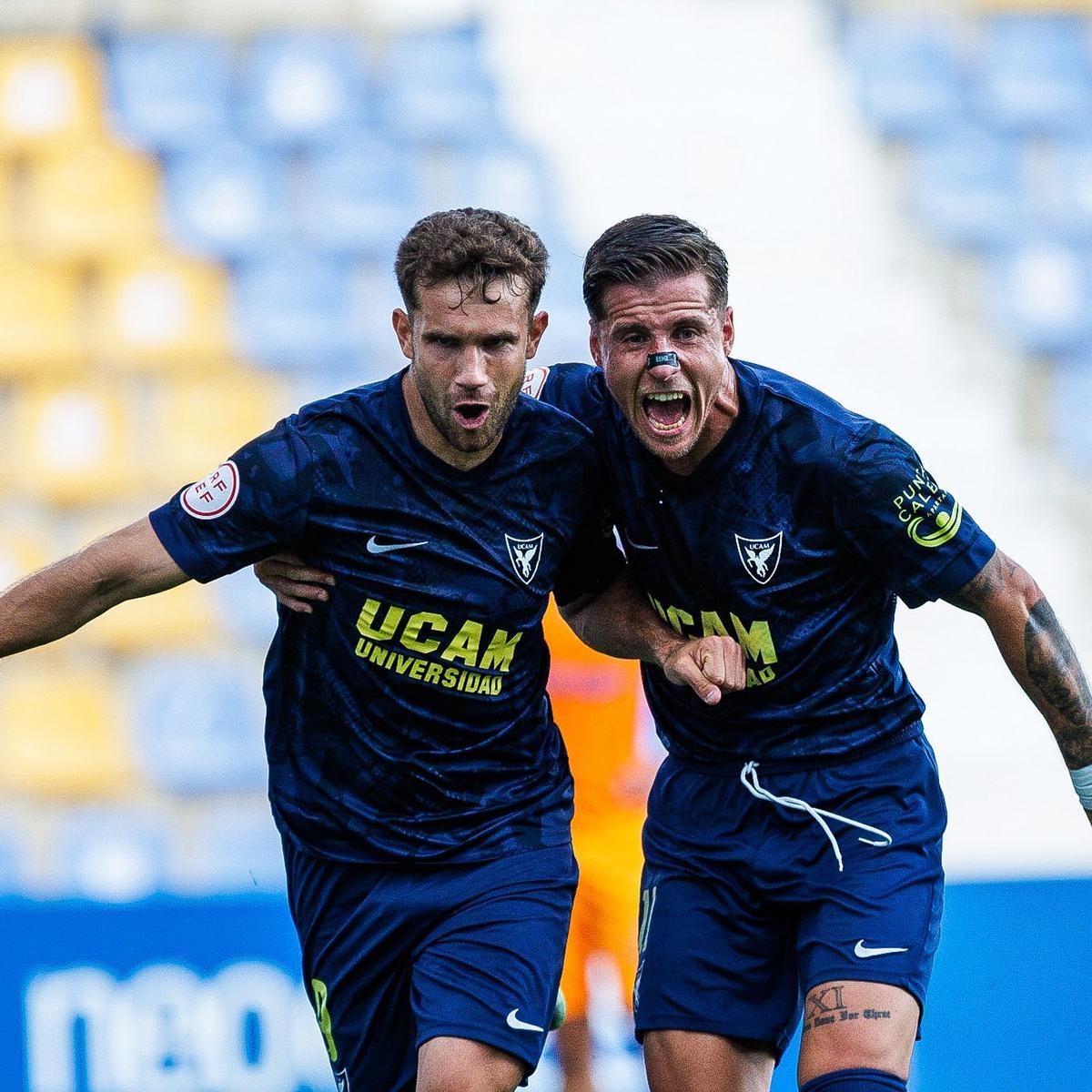 Baldrich y Aquino celebran uno de los goles