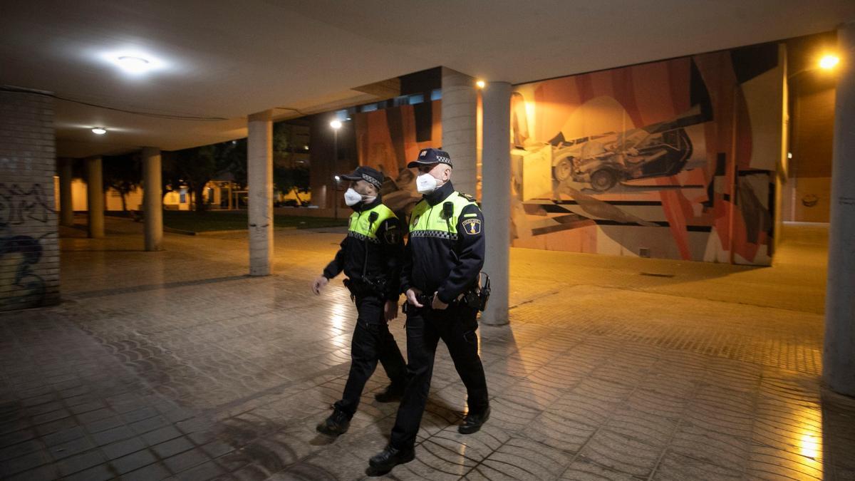 Una patrulla, vigilando una plaza, ayer. | DANIEL TORTAJADA
