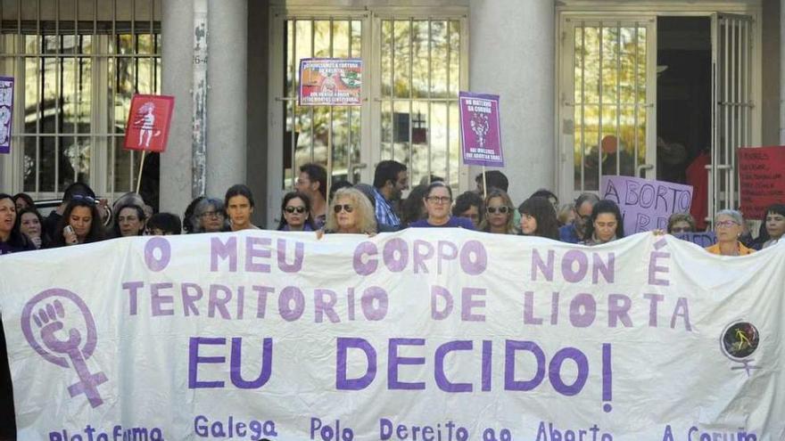 Concentración contra las irregularidades en los abortos, ayer, en A Coruña.