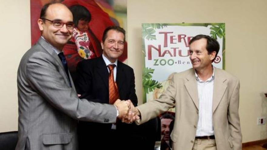 Los firmantes del convenio se dan la mano ayer en Terra Natura.