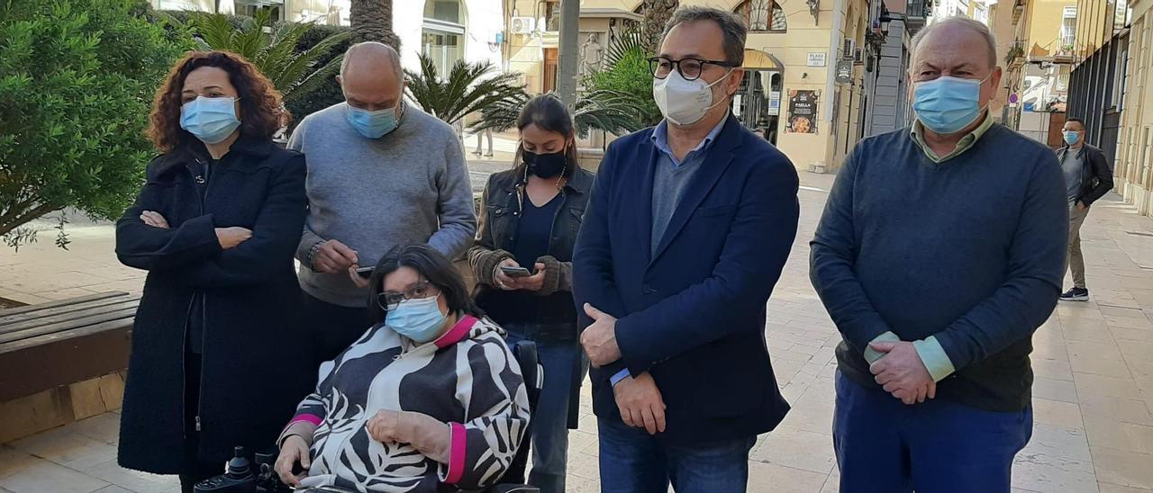 La diputada Soler, rodeada de concejales socialistas, este lunes junto al Ayuntamiento