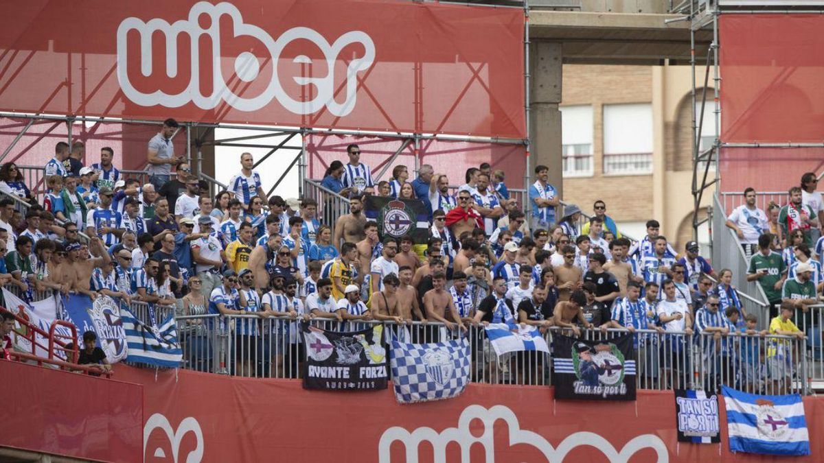 Aficionados deportivistas, ayer en las gradas del estadio de Los Cármenes. | // ANTONIO L. JUÁREZ / LOF