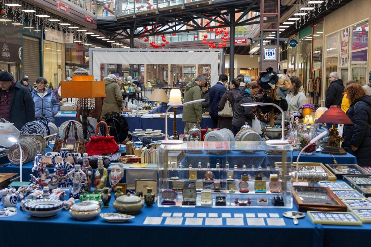 Do aritmómetro ao Playmobil sen esquecer o máis 'vintage': a Feira de Antigüidades triunfa en Área Central