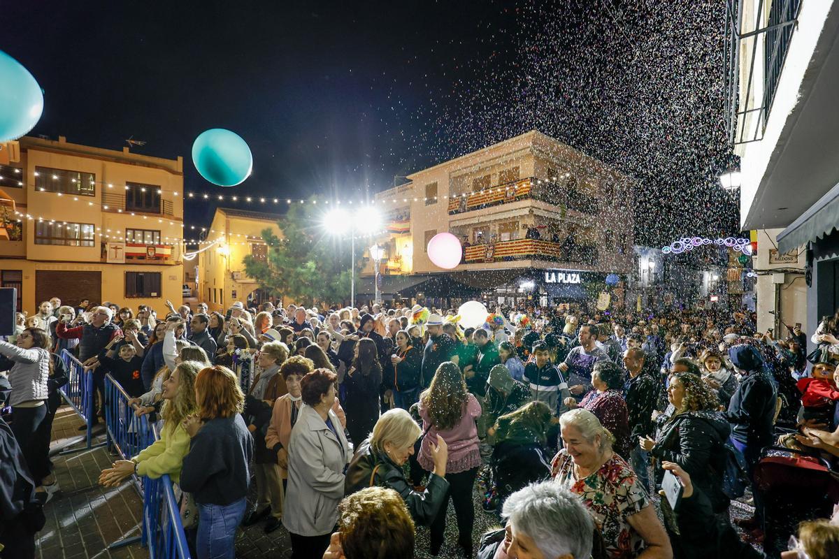 Los asistentes celebran el inicio de las fiestas, al finalizar el pregón.