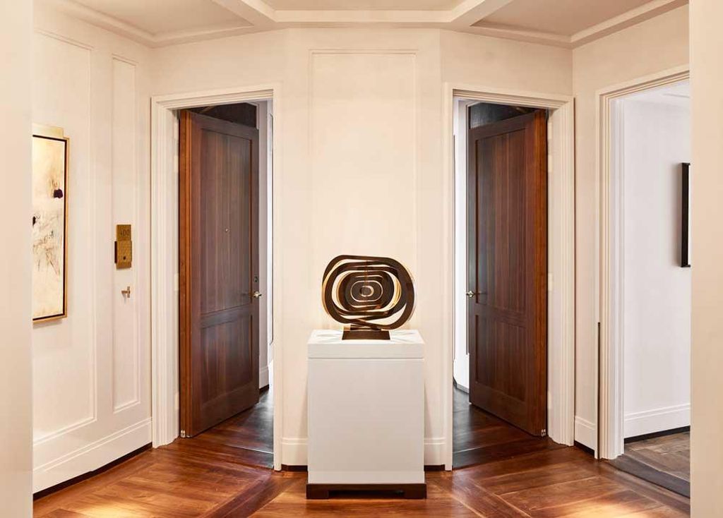 Escultura en el salón de una 'suite'.
