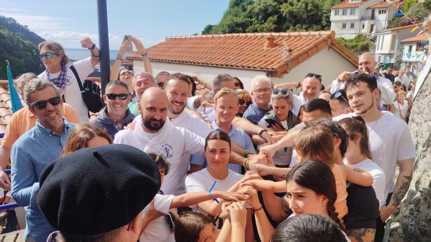 Bautizo pixueto para sesenta en Cudillero: "Cumplo un sueño porque siempre fui la de fuera"