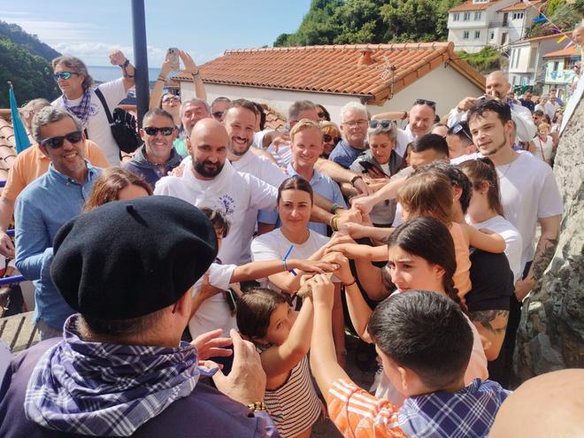 En imágenes: el bautizo pixueto en la "Fuenti'l Cantu" de Cudillero