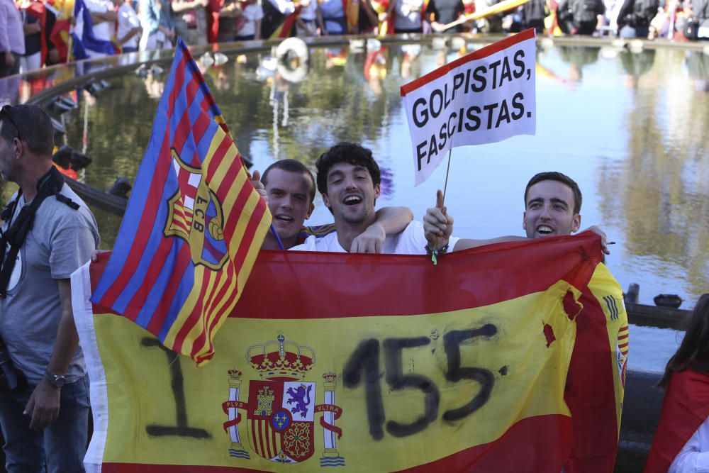 Milers de persones es manifesten a favor de la unitat d'Espanya a Barcelona