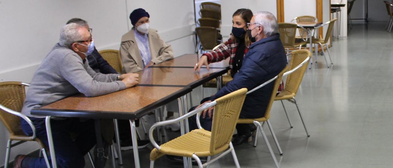 La alcaldesa, Susana Marqués, reunida con vecinos en la sede de la Garrofera.