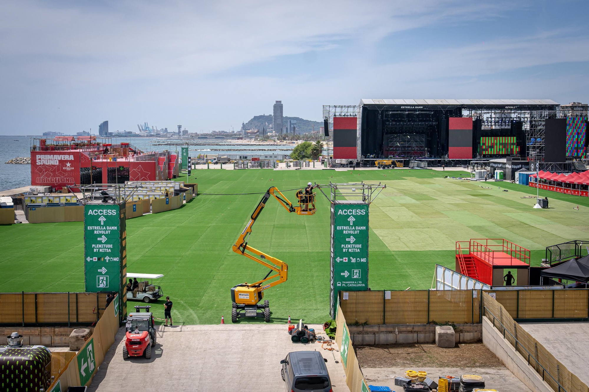 Escenarios del Primavera Sound, durante las tareas de montaje previas al inicio del festival, este martes en Barcelona.