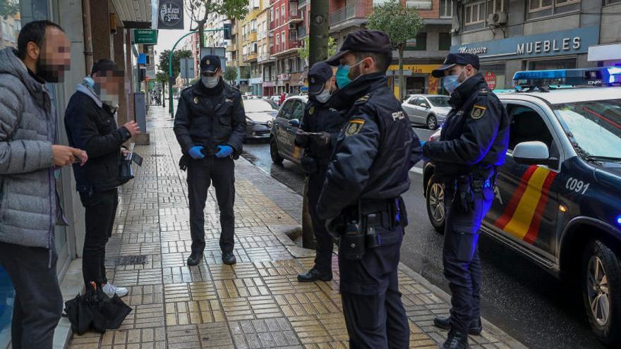 La Policía Nacional identifica a dos jóvenes que paseaban por una calle de Elche.