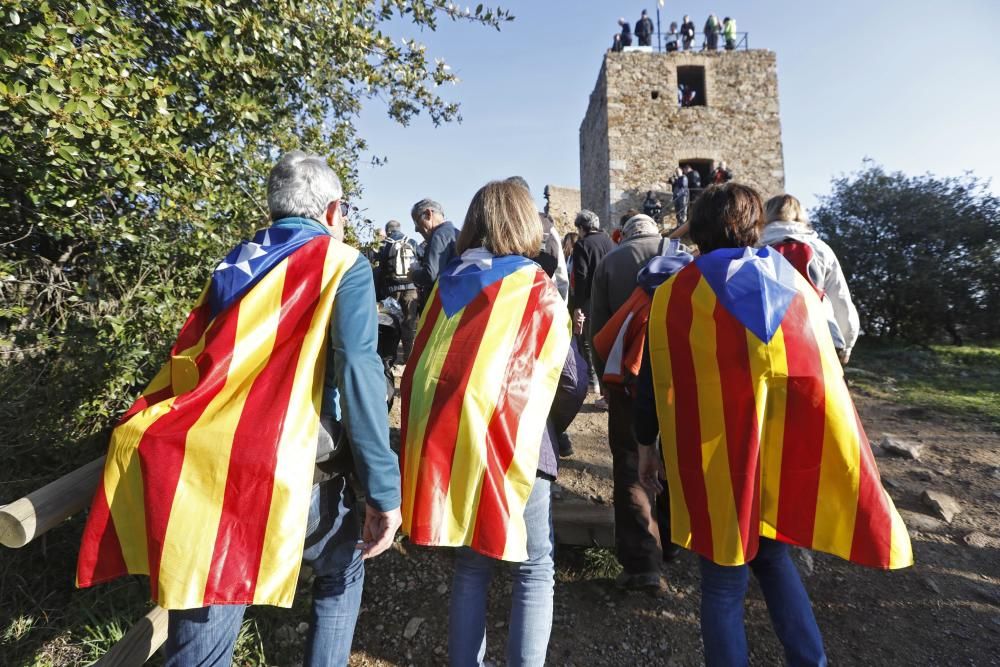 Pujada al castell de Sant Miquel per protestar contra les maniobres convocades per l exercit.