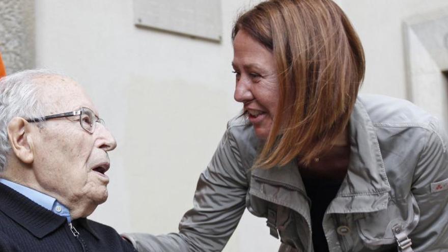 L&#039;alcaldessa de Girona, Marta Madrenas, saludant Sitjà durant l&#039;homenatge que va rebre l&#039;any passat