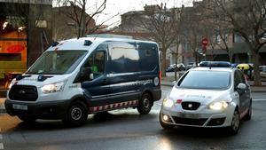 GRAFCAT3489  SABADELL (BARCELONA)  06 02 2019 - Los detenidos por la presunta violacion multiple de una joven de 18 anos en Sabadell (Barcelona) llegan en un furgon de los Mossos d Esquadra a los juzgados de Sabadell donde pasan a disposicion del juzgado de instruccion de este municipio que investiga el caso  EFE Toni Albir