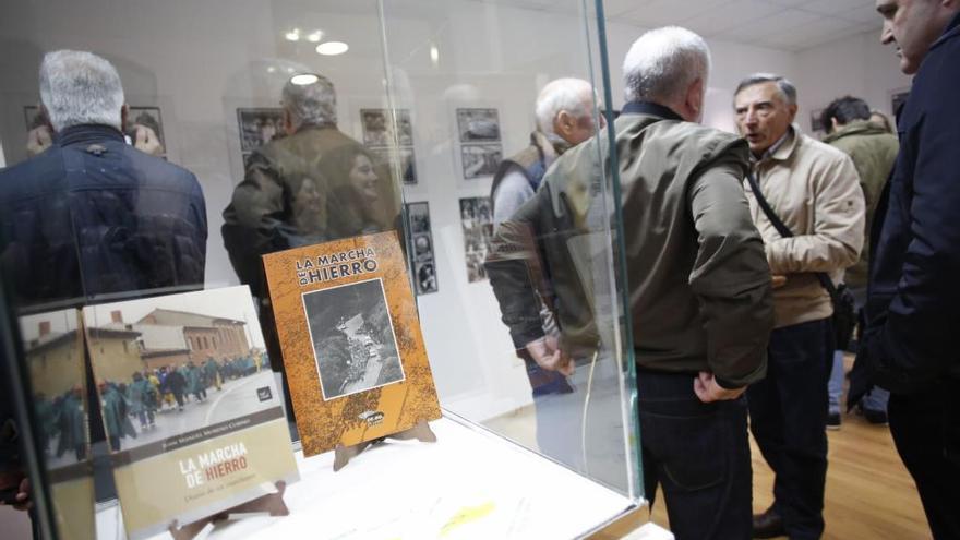 Inauguración de la exposición sobre la marcha de hierro en el Museo de la Historia de Avilés