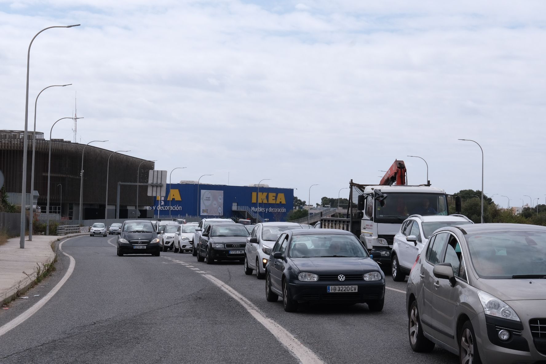 Gran atasco en la Vía de Cintura de Palma a consecuancia de un camión averiado