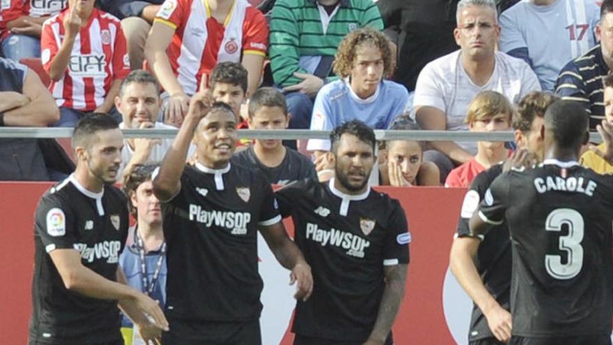 Los jugadores del Sevilla celebran el gol de Muriel.