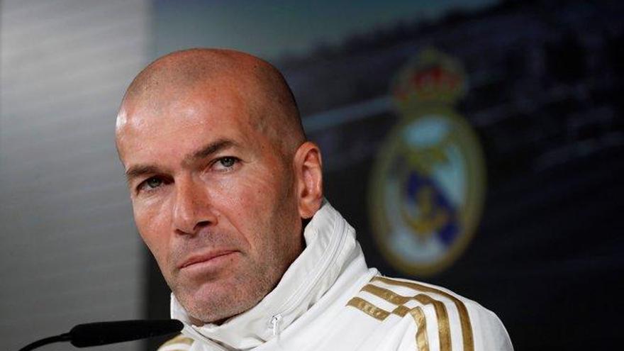 Zidane mira para otro lado con Bale