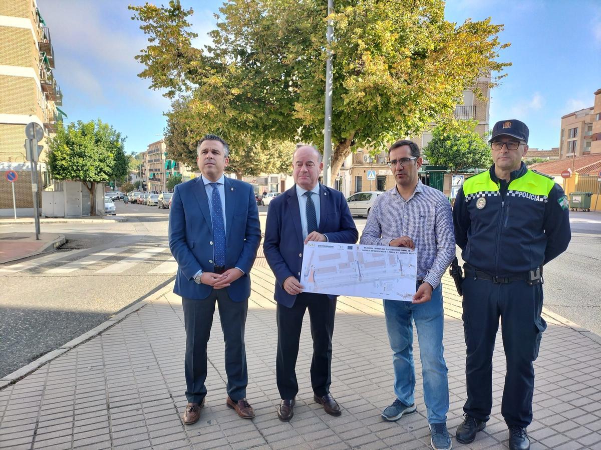 El alcalde de Antequera muestra los planos de la obra en la avenida de la Legión.