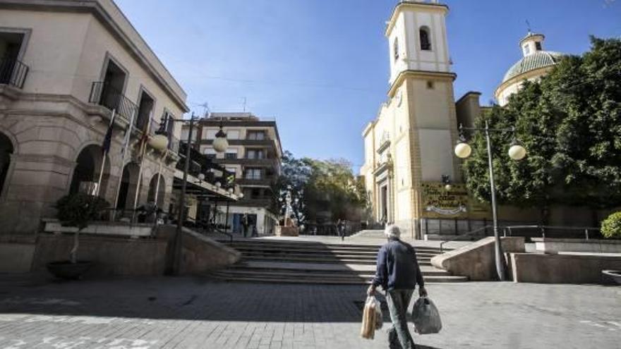 La iglesia San Vicente Ferrer se ubica en el corazón de San Vicente, la plaza de España.