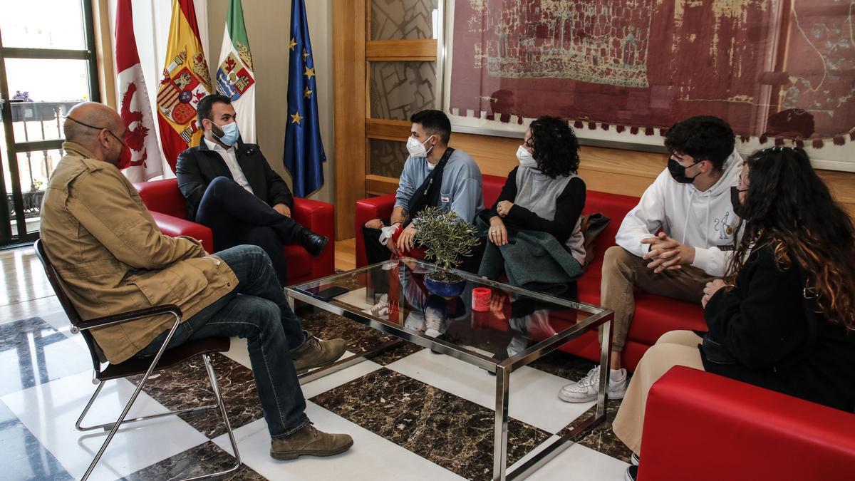 Con su familia y su amigo Lluc, durante la recepción con el alcalde.