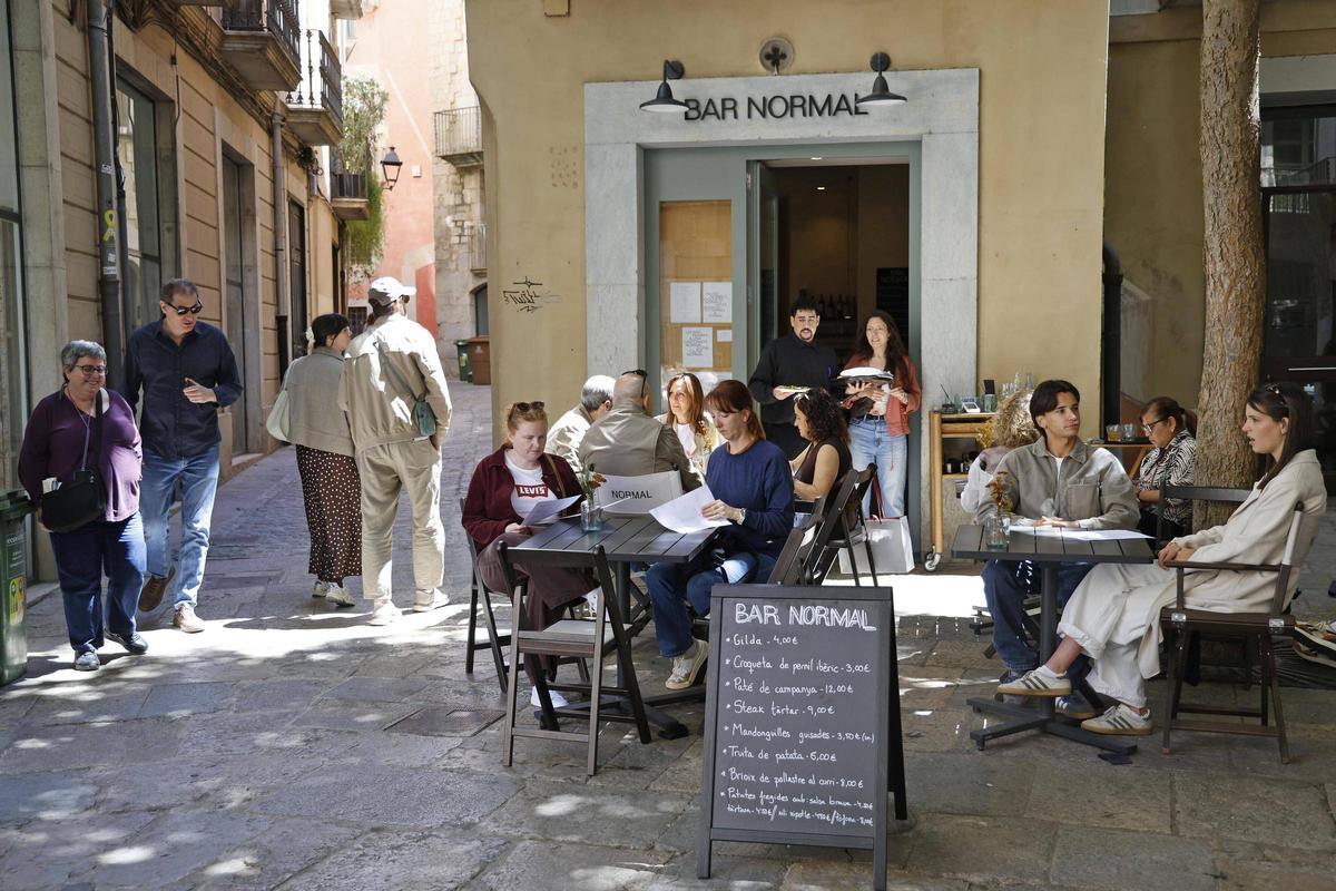 El nou establiment dels Roca està situat a la plaça de l'Oli, just davant del també seu restaurant Normal.