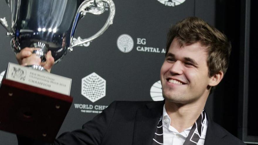 Magnus Carlsen celebra el título mundial.