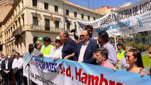 Los organizadores de la concentración en Alicante, frente a los manifestantes.