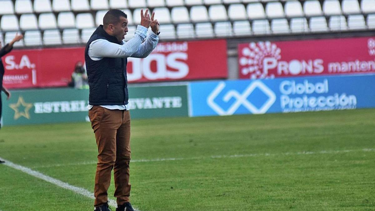 Adrián Hernández, durante el duelo frente al Granada B en la Nueva Condomina.