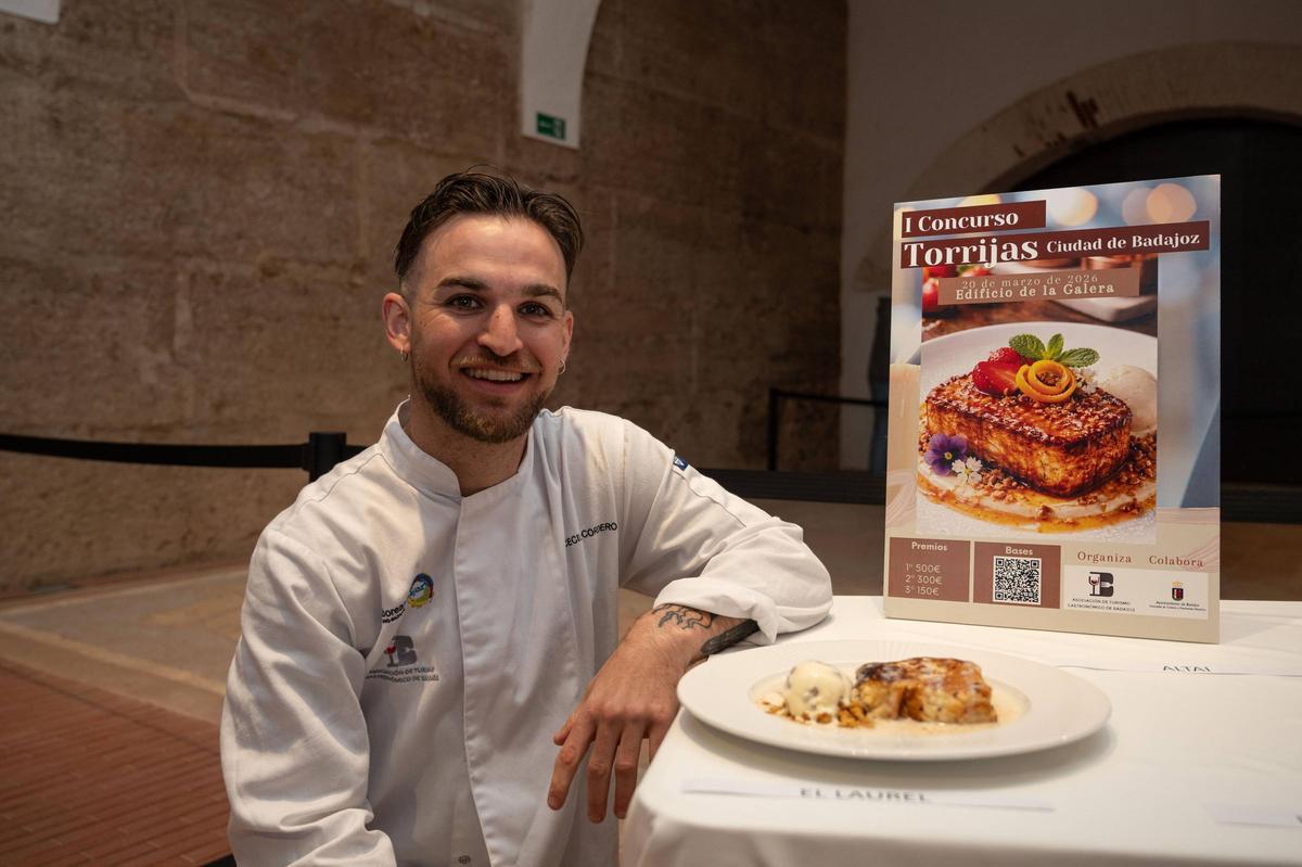 Cecilio Cordero, de El Laurel, posa con la torrija ganadora de la primera edición.