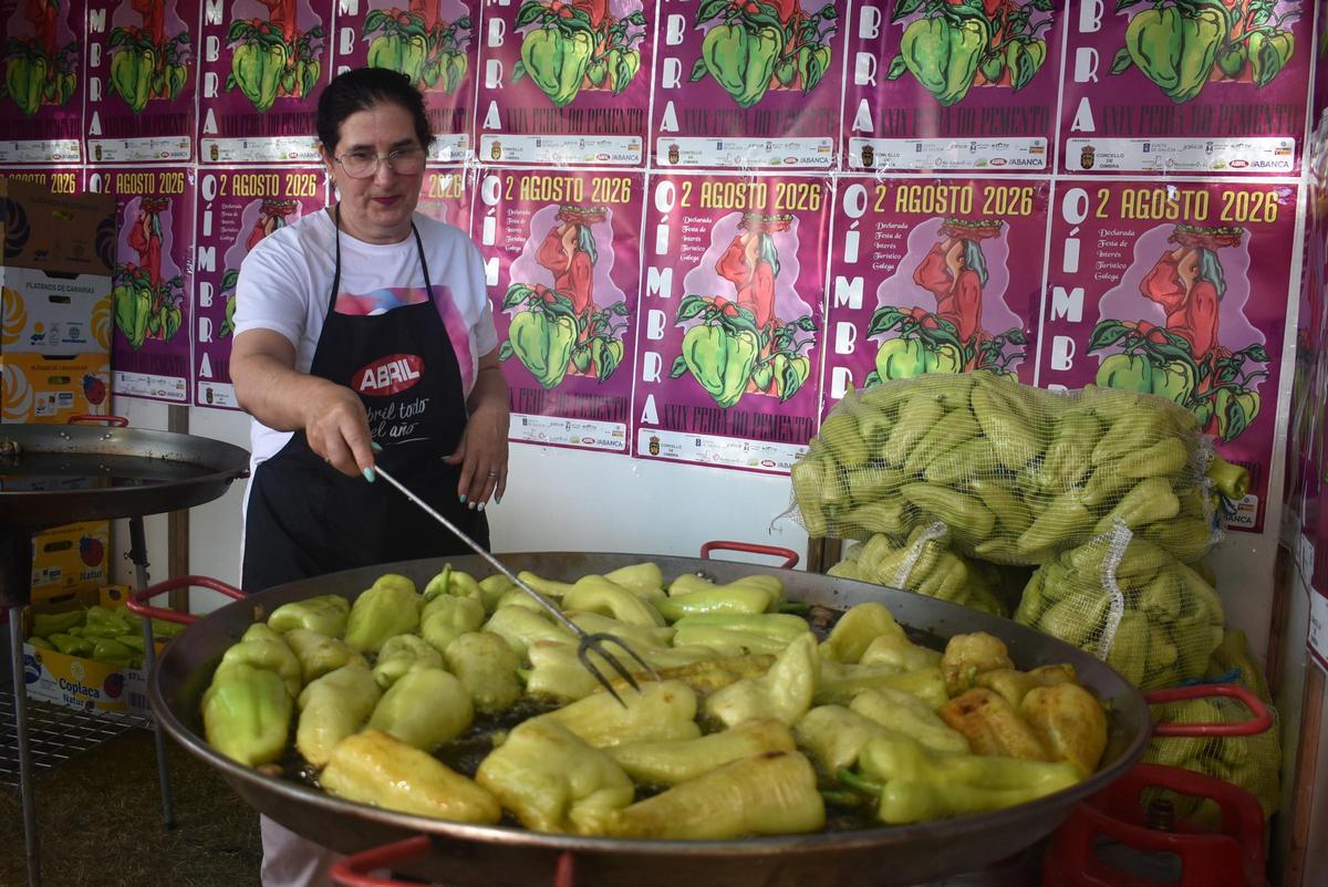 Una de las cocineras de Oímbra fríe una sartenada de pimientos