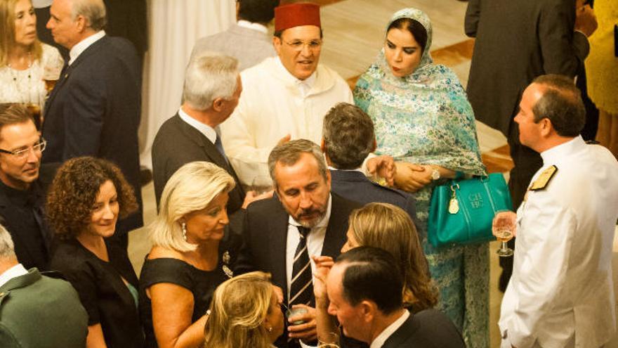 El cónsul de Marruecos departe con algunos de los invitafos a la celebración en el hotel Santa Catalina.