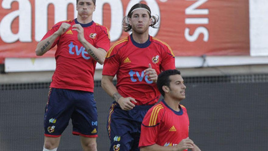 Torres, Ramos y Pedro, durante un entrenamiento de la selección