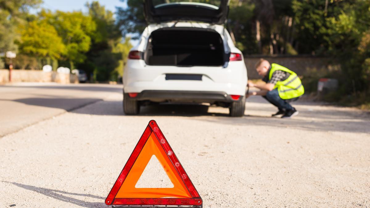 Recuperar asqueroso Separar LUZ EMERGENCIA COCHE : El nuevo dispositivo que obliga a llevar la DGT te  puede salir gratis