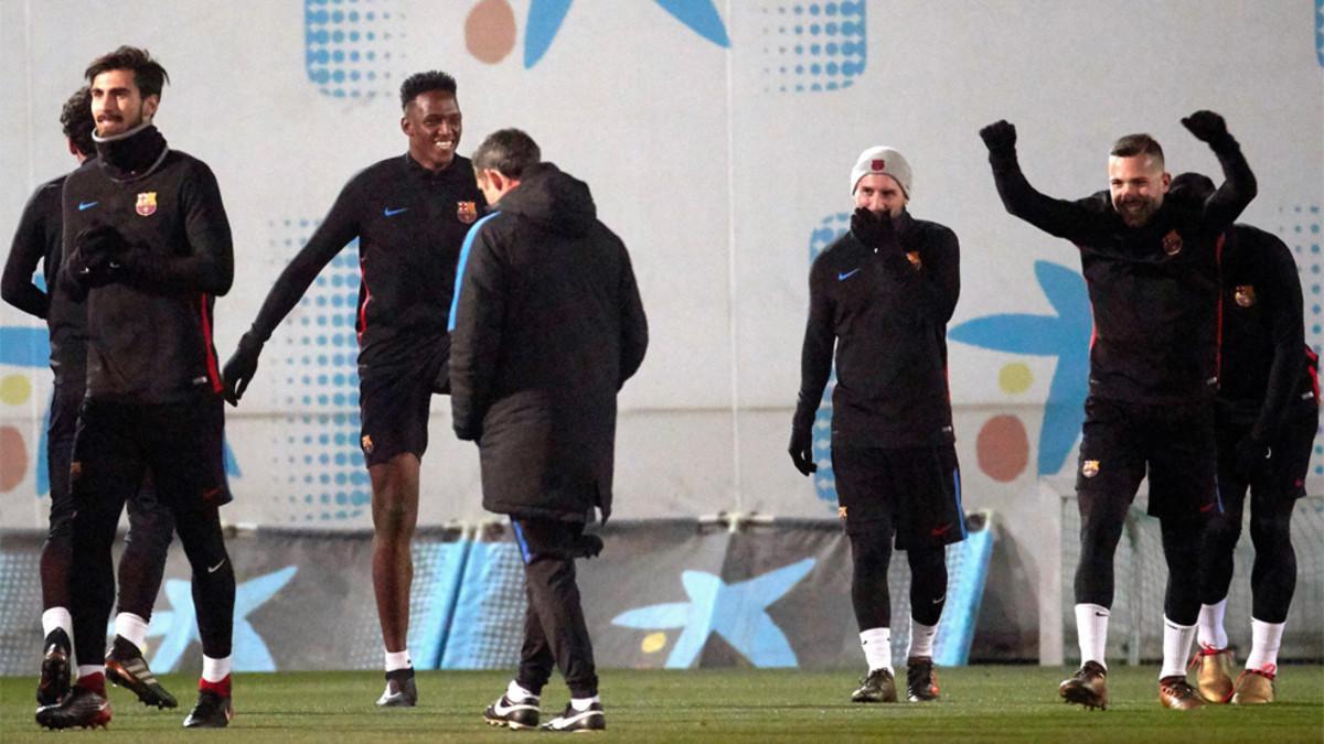 Yerry Mina (segundo por la izquierda) y Ernesto Valverde (tercero) durante un entrenamiento del FC Barcelona