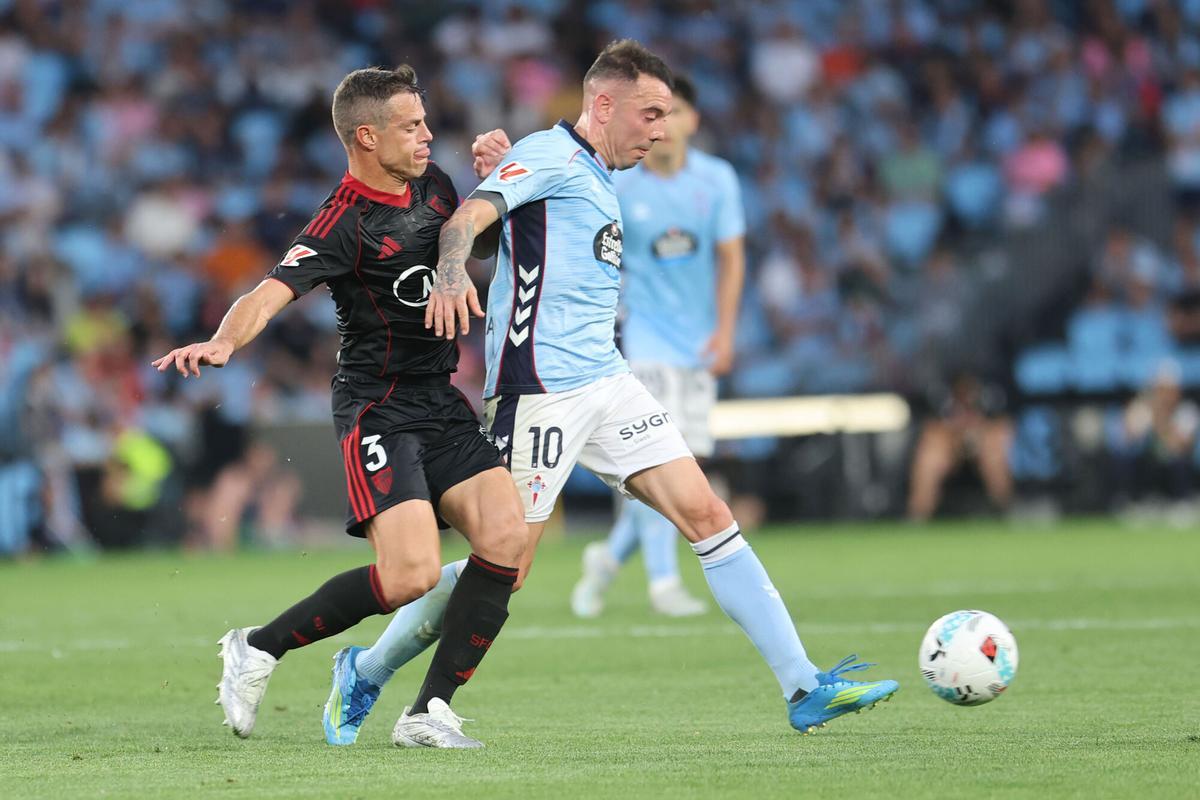 César Azpilicueta lucha con Iago Aspas por un balón en el Celta-Sevilla de Liga