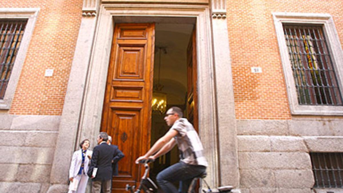 Puerta de acceso a la Real Academia de la Historia