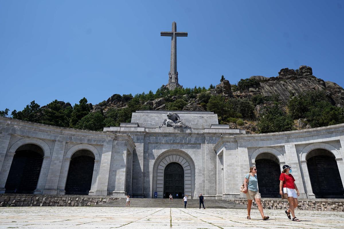 Arquería frontal y puerta de la Basílica del Valle de los Caídos.