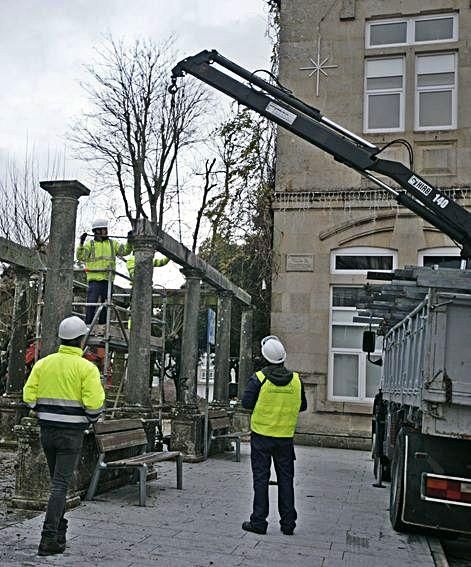 Retirada de la pérgola que estaba entre la alameda y el consistorio. // Bernabé/Cris M.V/J.L.