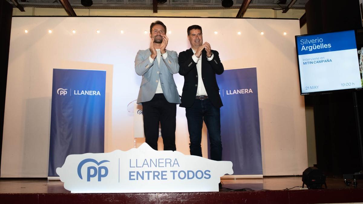 Silverio Argüelles, candidato del PP de Llanera, en un mitin de la campaña con el secretario general del PP de Asturias, Álvaro Queipo