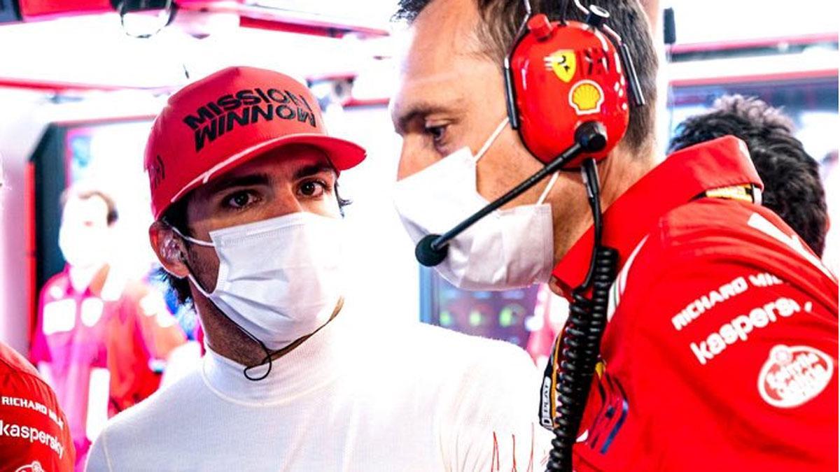 Carlos Sainz , en el box de Ferrari