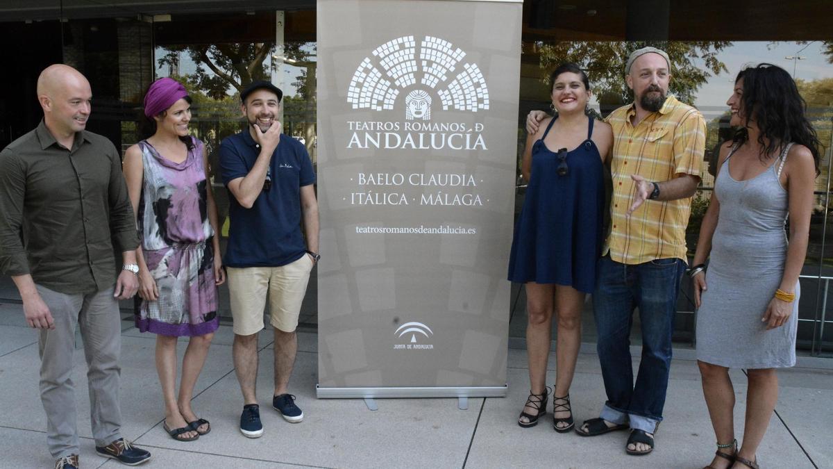 El equipo técnico y artístico de ‘El Eunuco’ presentó ayer la obra en el Teatro Central. / Manu Gómez