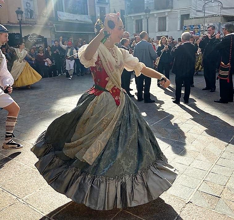 Doctor Collado reúne a falleras mayores infantiles de València en la "dansà"