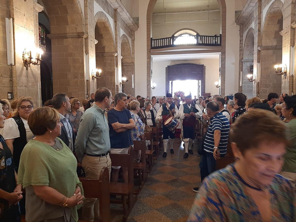 La misa y procesión del Carmín de la Pola, en imágenes