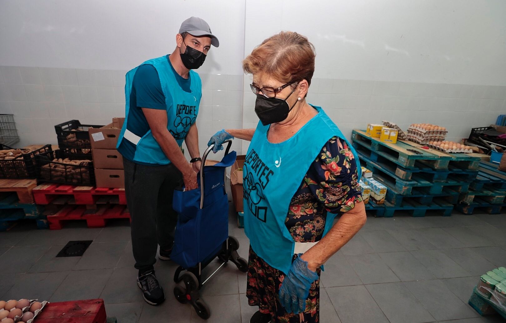 Entrega de alimentos en la sede de la asociación Los Caberos