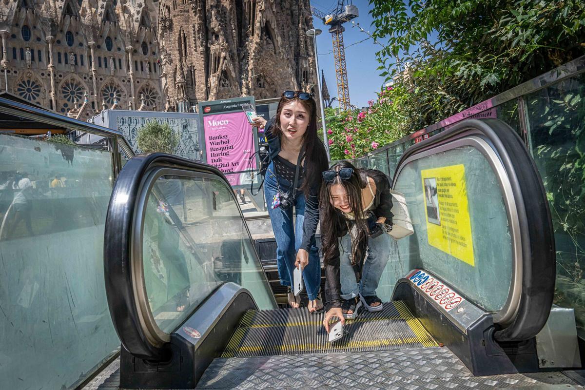 La escalera mecánica de la Sagrada Família es un incesante desfile de posados temerarios y 'selfies' prohibidas La escalera mecánica de la Sagrada Família es un incesante desfile de posados temerarios y 'selfies' prohibidas